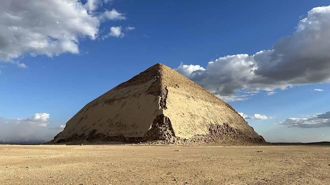 Knikpiramide van koning Snoferoe, Dasjoer, Egypte